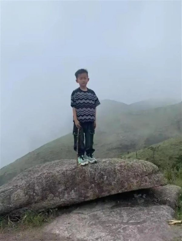 惠红网 福建8岁男童在1800米山顶失踪24小时，当地：与家人走散，通宵搜救暂无进展