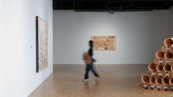 富源优配 “木已成宙——康剑飞作品展”在壹美美术馆启幕