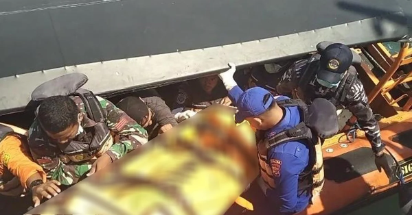 蚂蚁策略 中国女游客在印尼粉红沙滩拍照时, 被强流卷走身亡
